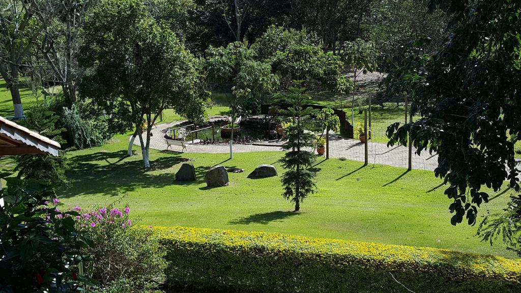 Pousada Recanto Dos Beija Flores Monte Alegre do Sul Exterior photo